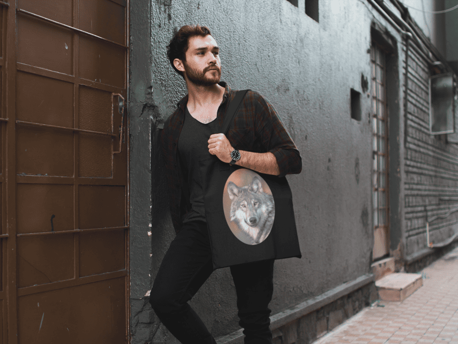 muž má tašku s motívom Vlk mk